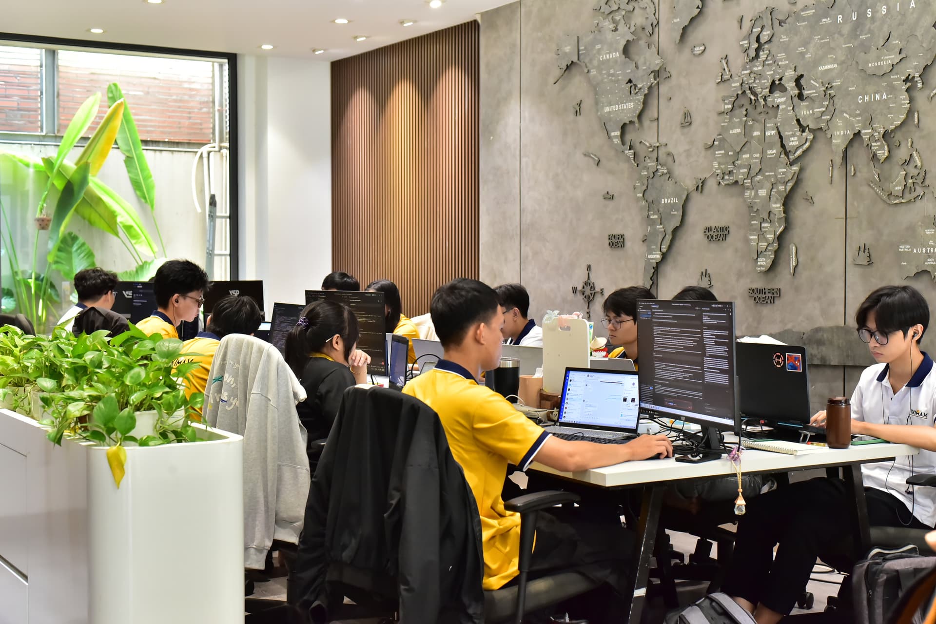 Nhân viên hỗ trợ TIXIMAX Việt Nam