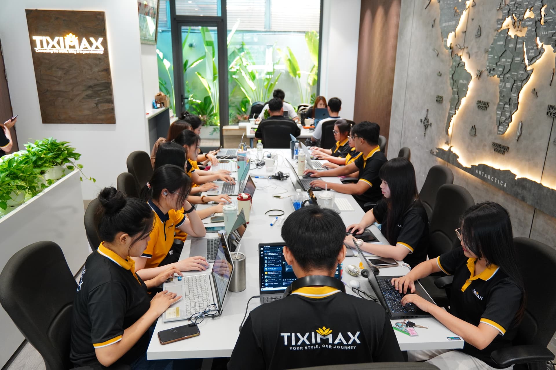Đội ngũ Tiximax tại văn phòng